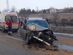 Hafif Ticari Araç Traktöre Çarptı: 3 Yaralı