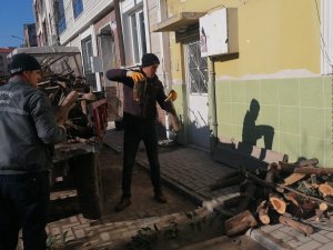 Budanan Ağaç Dalları İhtiyaç Sahibi Ailelere Yakacak Oldu