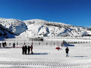Yüzeyi Buz Tutan Ardıçlı Gölü Mest Ediyor