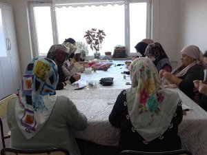 Kadınlar El Emeği İle Üretiyor