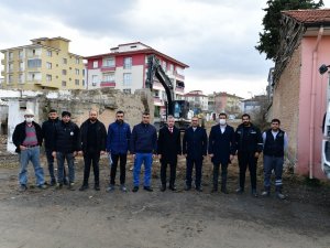 Başkan Çınar, Metruk Evin Yıkımı Ve Yol Açma Çalışmalarını İnceledi