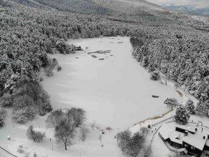 Gölcük Tabiat Parkı’ndaki Göl Buzla Kaplandı