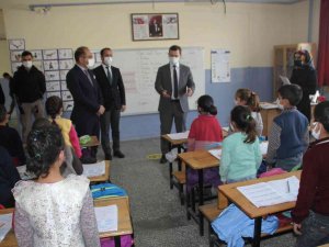 Malazgirt Kaymakamı Demirer, Danışmendgazi İ̇lkokulunu Ziyaret Etti