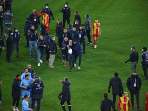 Yeni Malatyaspor-kayserispor Maçı Sonrası Hakem Sahadan Çıkamadı