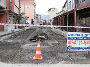 Serdivan’da Sokaklar Sıcak Asfaltla Yenileniyor