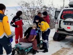 Köyde Mahsur Kalan Hastaların İmdadına Paletli Ambulansla Yetiştiler