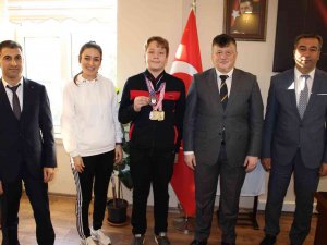 Genç Yüzücü Eymen’in Hedefi Türkiye Şampiyonu Olmak