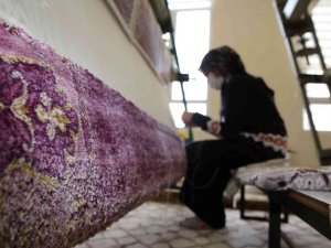 Şanlıurfalı Kadınlar El Emeği Halı Üretiyor