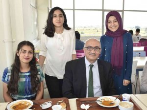 Manisa Cbü Öğrencilerinin Yanında