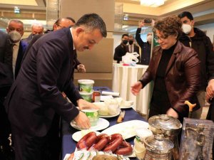 Bakan Pakdemirli, Coğrafi İşaret Tescilli Manda Yoğurdunu Elleriyle Kesti