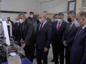 Lise Öğrencilerinin Yarı Fiyatına Yaptıkları Maske Makinasını Tanıtıldı