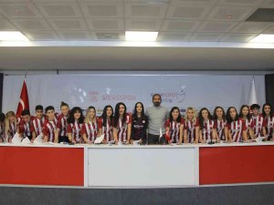 Sivasspor Kadın Futbol Takımı’nda 25 İmza Birden