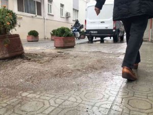 İ̇nşaat Artığı Kum Yığını 5 Aydır Temizlenmeyi Bekliyor