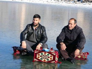 Donan Çıldır Gölü Üzerinde Çay Keyfi