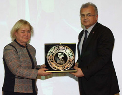 Başkan Kasap’tan Gafarova’ya Plaket