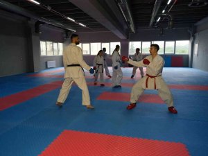 Geleceğin Karate Antrenörleri Bilimsel Yöntemlerle Yetiştiriliyor