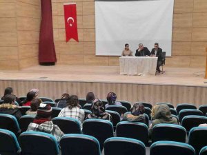 Üniversite Öğrencileri Kurslar Hakkında Bilgilendirildi