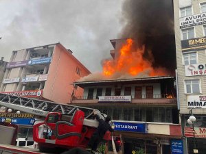 Rize'de Çıkan Restoran Yangını Paniğe Neden Oldu