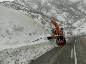 Yüksekova’da Kar Temizleme Çalışması Karayollarına Emanet