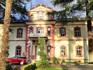 Lisede Öğrenciler Keçi Sağıp, Tavuk Bakıyor