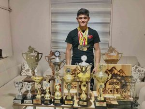 17 Yaşındaki Anıl Özeşker, Enduro Yarışlarında Kupaları Topladı