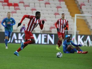 Sivasspor’da 2 Futbolcu, Sarı Kart Sınırında