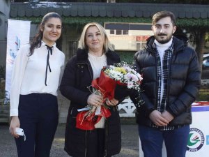 Güneş Enerjisiyle Çalışan Ve 8 Saat Sürüş Deneyimi Sunan Elektrikli Araba Ürettiler