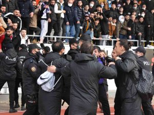Taraftar İle Futbolcu Yumruk Yumruğa Birbirine Girdi
