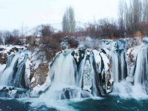 Muradiye Şelalesi Beyaz Gelinliğiyle Misafirlerini Ağırlıyor