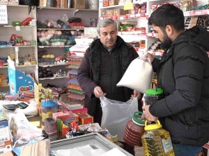 Elazığ’da Bakkal Sahibi İndirim Yaptı, Astığı Yazılarla Da Dikkat Çekti