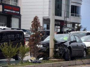 Otomobil Elektrik Direğine Çarptı: 1 Yaralı