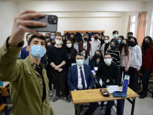 Başkan Yılmaz, Mesaisine Öğrencilerle Başlıyor