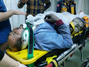 Yanan Evinin Çatısından Düşerek Hastanelik Oldu