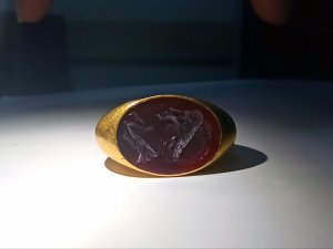 Alıcı Kılığına Giren Jandarma Ekipleri 1500 Yıllık Altın Yüzük Ele Geçirdi