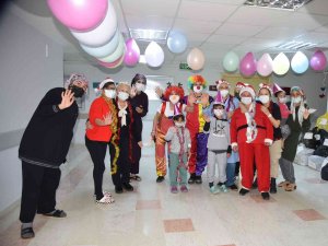 Hastanede Tedavi Gören Miniklere Yeni Yıl Kutlaması