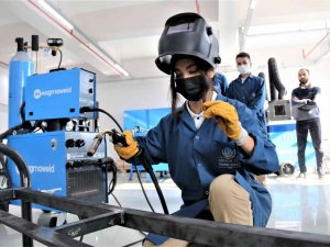 Mezun Olunca Osb İçerisinde Bulunan Fabrikalarda İş Garantisi Veren Okul Kıskandırıyor