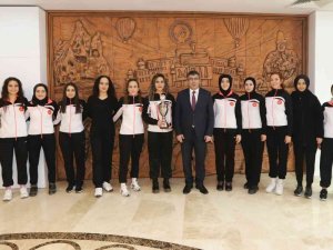 Nevü Kadın Basketbol Takımı’na Teşekkür Belgesi