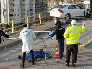 Torununu Okula Götüren Kadına Kaldırımda Otomobil Çarptı: 1 Ölü, 1 Yaralı