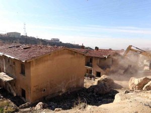 Mardin’de Tarihi Dokuyu Bozan Yapıların Yıkımı Devam Ediyor