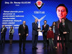 Erü Öğretim Üyeleri Tüba Ve Tübi̇tak Bilim Ödüllerini Aldı