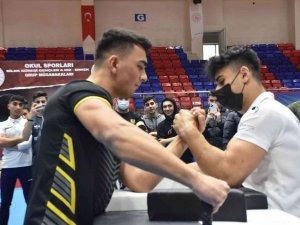 Bilek Güreşi Gençler Grup Müsabakaları Karabük’te Başladı