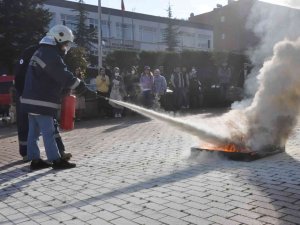 Öğrenciler Yangın Eğitimi Ve Tatbikatı Gerçekleştirdi