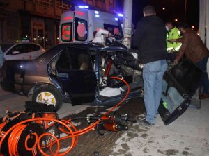 İ̇kiye Bölünmüş Otomobilden Sağ Çıktı: Kaza Anı Kamerada