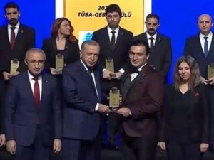 RTEÜ Öğretim Üyesi Ödülünü Cumhurbaşkanının Elinden Aldı