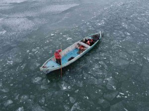 Beyşehir Gölü’ndeki Balıkçıların Buzla Mücadelesi Sürüyor