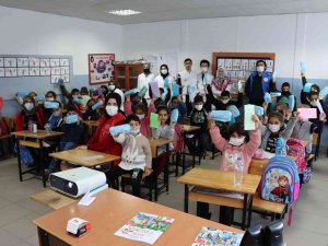 Tıp Fakültesi Öğrencilerinden Köy Okulunda Anlamlı Etkinlik