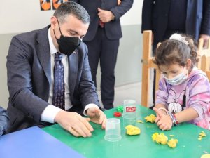 Vali Oyun Hamuru İle Çocuklara Şekil Yaptı