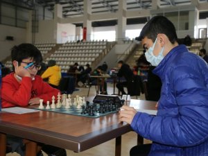 Sporcular Satrançta Hünerlerini Sergiledi