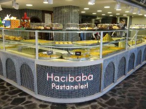 Çok Dilli Çalışanlarla Tarihe Açılan Şube Turistlerin Ağzını Tatlandırıyor