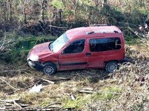 Hafif Ticari Araç Şarampole Devrildi: 4 Yaralı